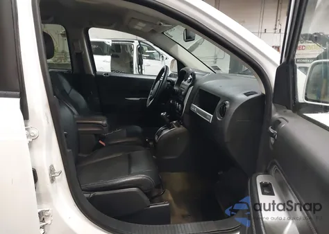 2017 Jeep Compass Latitude 4X4 z USA, uszkodzony, nr VIN 1C4NJDEB6HD104677